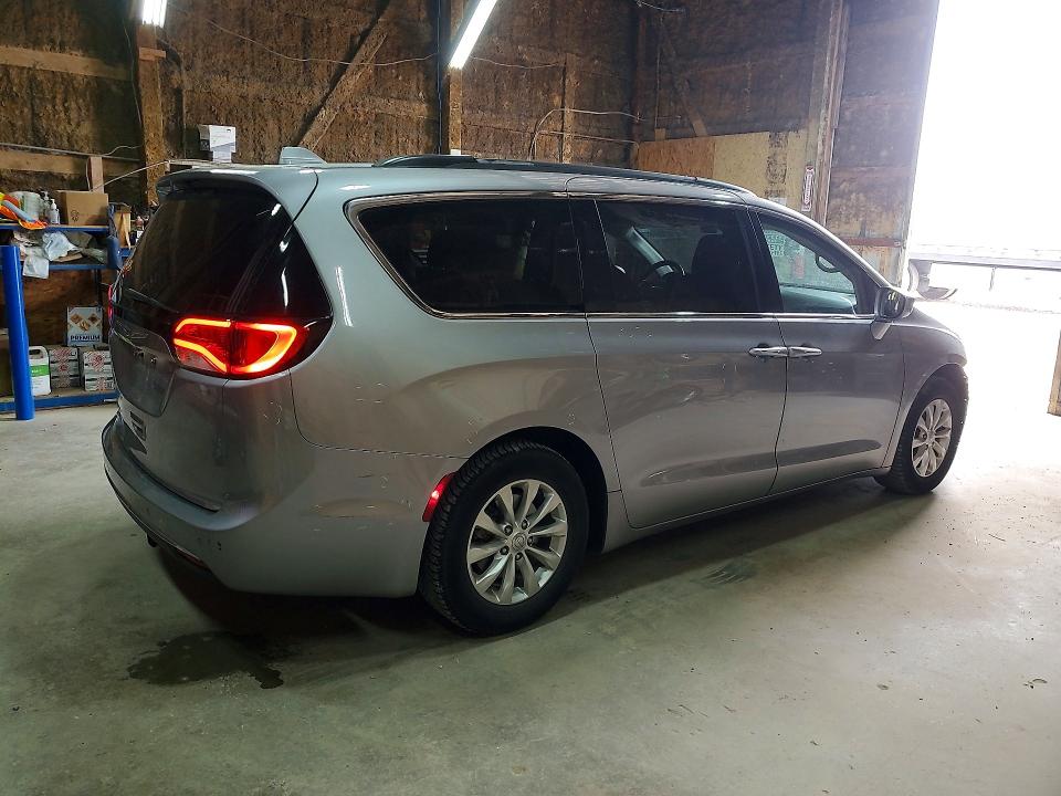 Photo 3 from auction – 2018 CHRYSLER PACIFICA with VIN 2C4RC1FG5JR113278