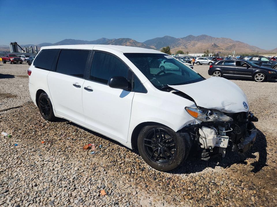 Photo 4 from auction – 2017 TOYOTA SIENNA with VIN 5TDZZ3DC3HS864343
