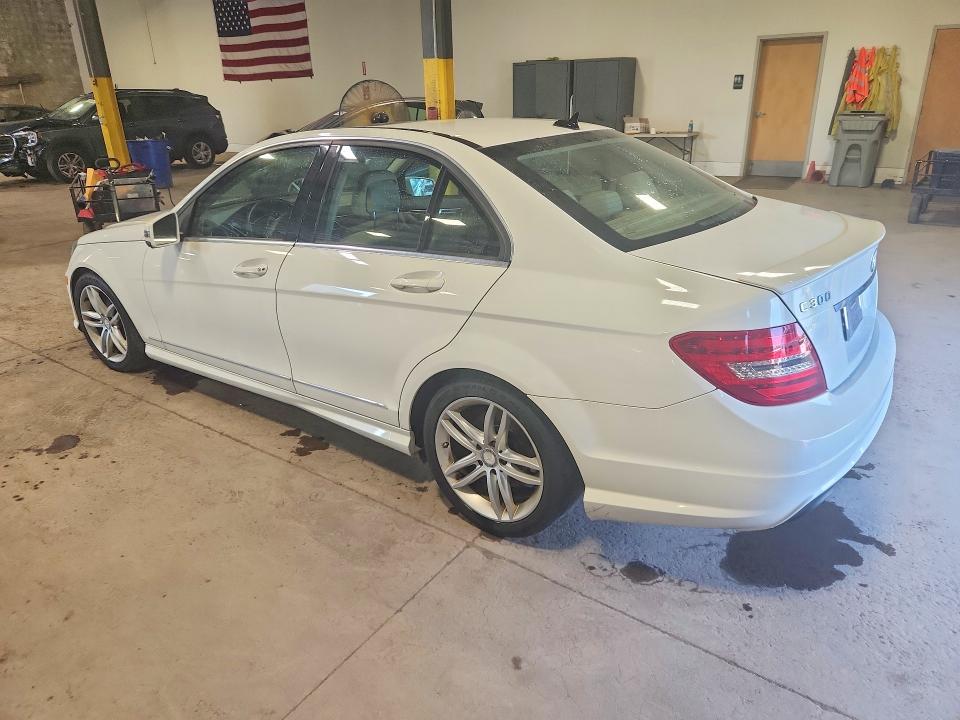 Снимка 2 от търг – 2012 MERCEDES-BENZ C с VIN WDDGF8BB9CF912496
