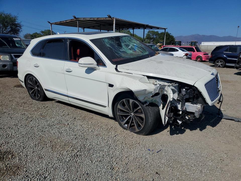 Photo 4 from auction – 2018 BENTLEY BENTAYGA with VIN SJAAC2ZV8JC019077