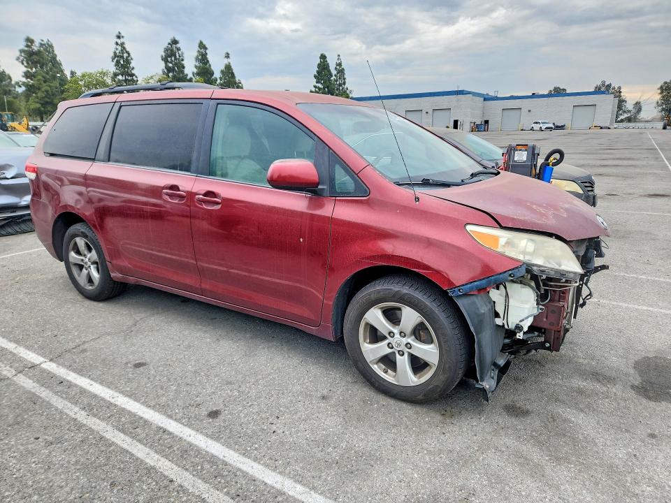 Снимка 4 от търг – 2011 TOYOTA SIENNA с VIN 5TDKK3DC7BS031027