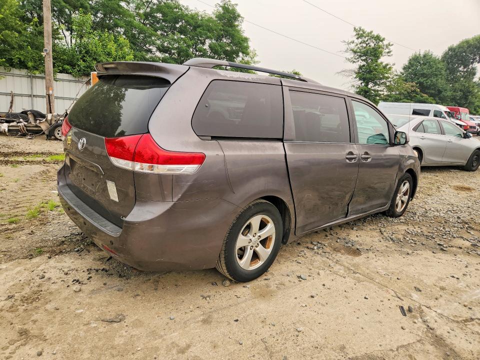 Photo 3 from auction – 2013 TOYOTA SIENNA with VIN 5TDKK3DC2DS350516
