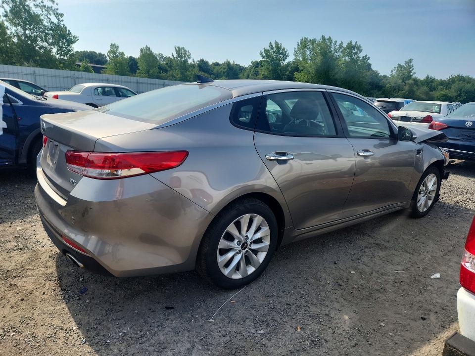 Photo 3 from auction – 2018 KIA OPTIMA with VIN 5XXGU4L32JG217677