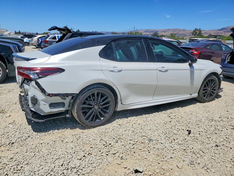 Photo 3 from auction – 2022 TOYOTA CAMRY with VIN 4T1K31AK3NU033530