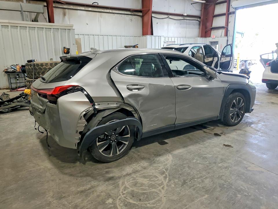 Photo 3 from auction – 2021 LEXUS UX with VIN JTHP9JBH3M2047545