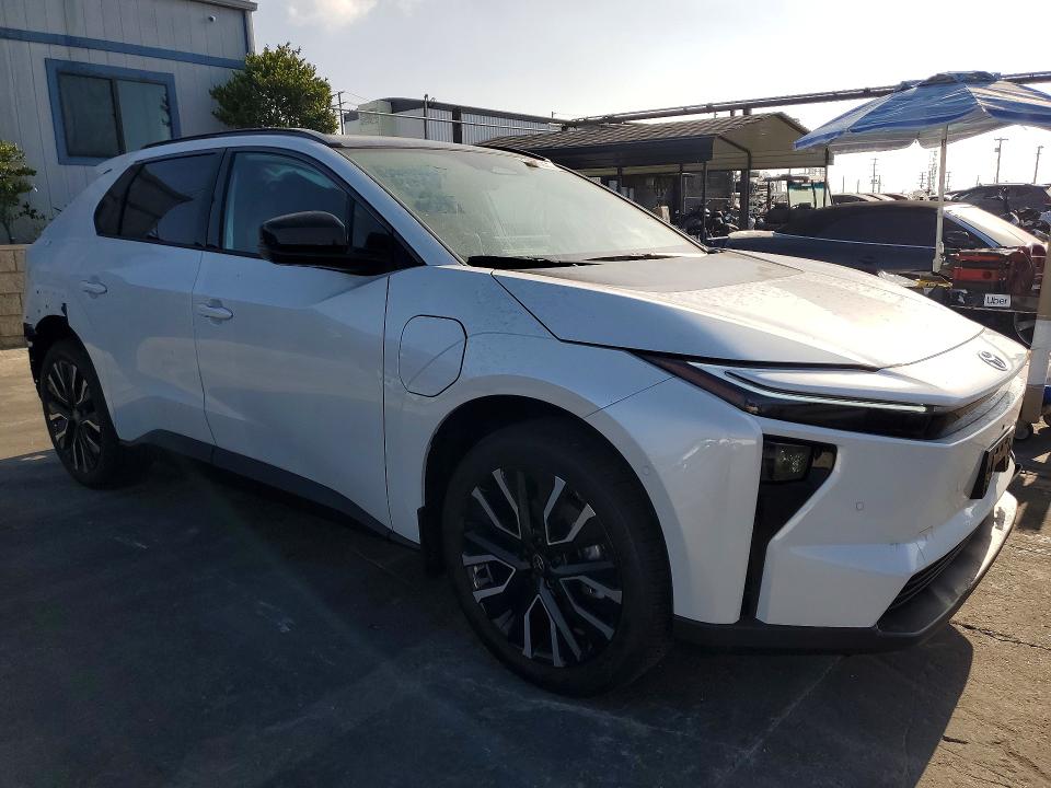 Zdjęcie 4 z aukcji – 2026 TOYOTA BZ z VIN JTMBCAEB7TA003475