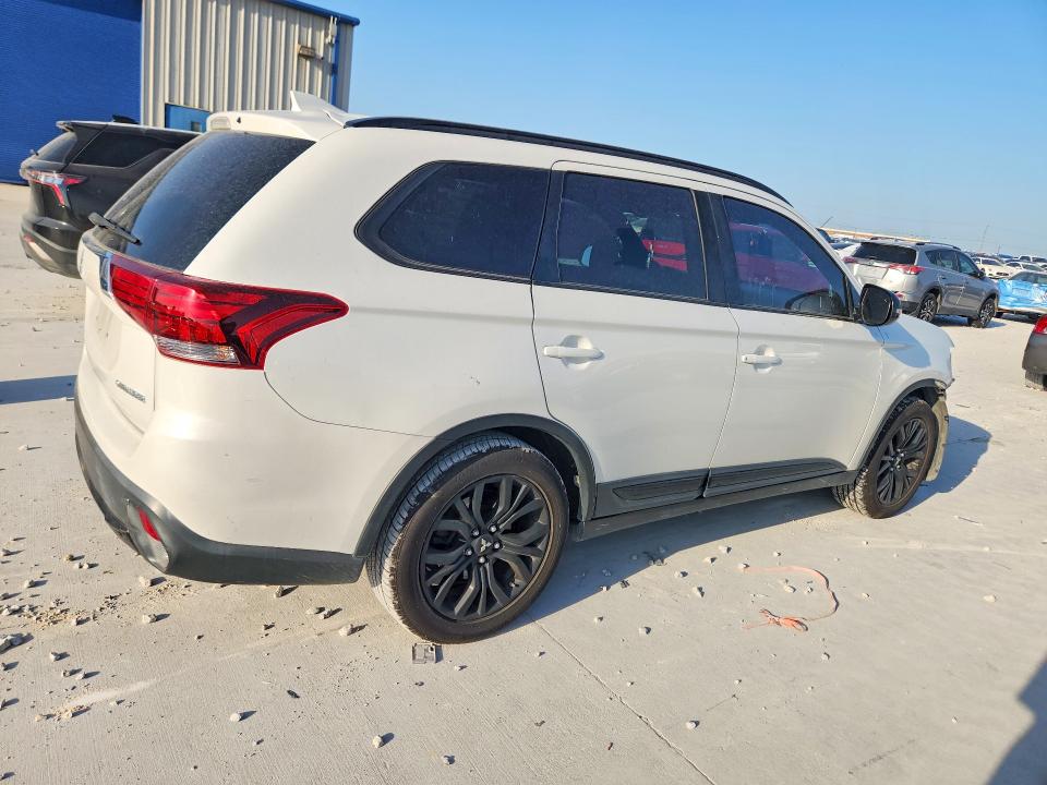 Photo 3 from auction – 2018 MITSUBISHI OUTLANDER with VIN JA4AD3A33JZ050532