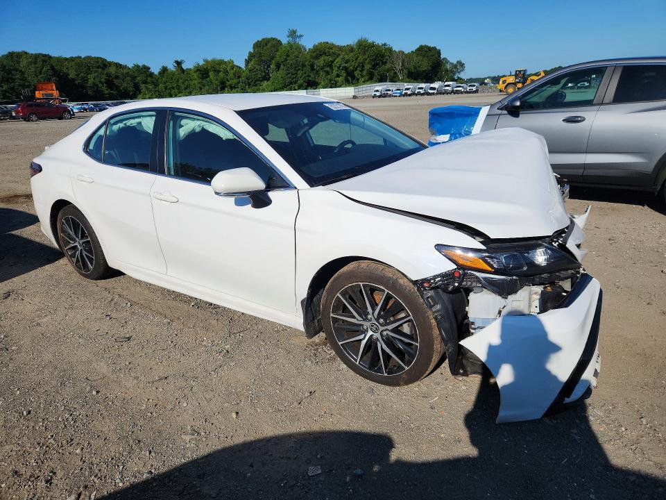 Photo 4 from auction – 2022 TOYOTA CAMRY with VIN 4T1G11BK2NU069090