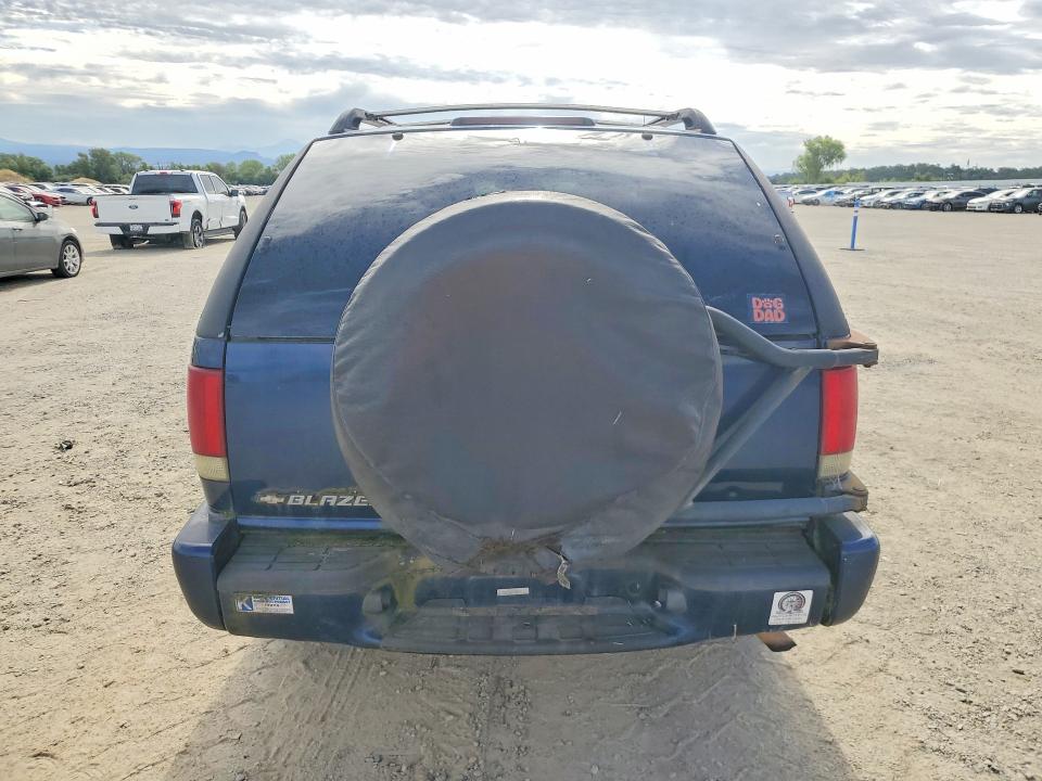 Photo 6 from auction – 2000 CHEVROLET BLAZER with VIN 1GNCT18W3YK298151