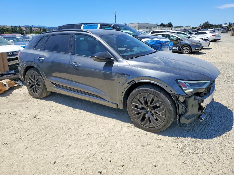 Zdjęcie 4 z aukcji – 2024 AUDI Q8 E-TRON z VIN WA16AAGE9RB039647