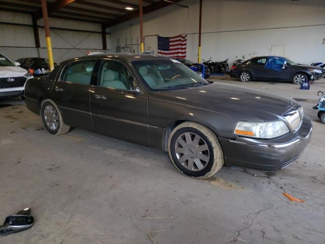 Photo 4 from auction – 2004 LINCOLN TOWN CAR U with VIN 1LNHM83W24Y688933