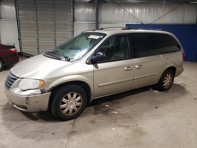 CHRYSLER TOWN & COU 2005 with VIN 2C4GP54L05R355632 - Photo from auction