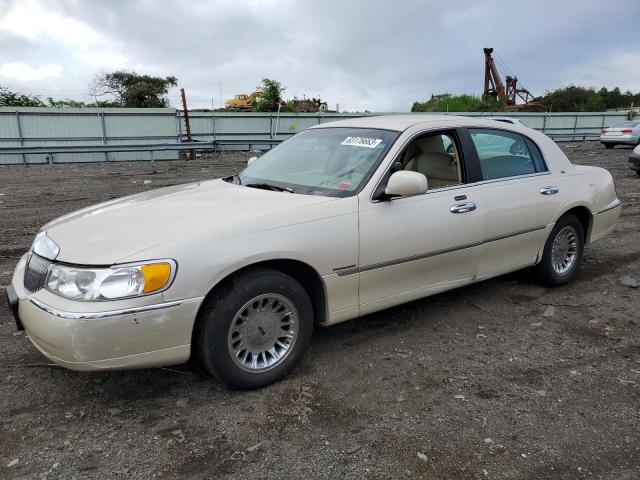 LINCOLN TOWN CAR C 2000 with VIN 1LNHM83W7YY906922 - Photo from auction