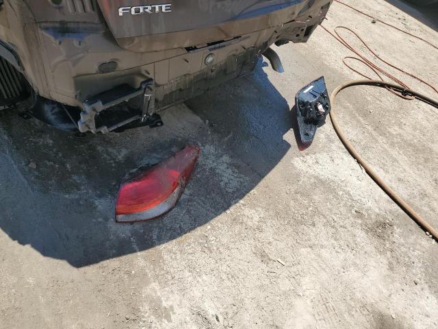 Photo 12 from auction – 2017 KIA FORTE LX with VIN 3KPFK4A78HE067861
