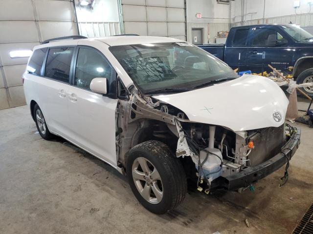 Photo 4 from auction – 2016 TOYOTA SIENNA LE with VIN 5TDKK3DC5GS711211