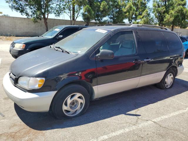 TOYOTA SIENNA LE 2000 with VIN 4T3ZF13C1YU213662 - Photo from auction