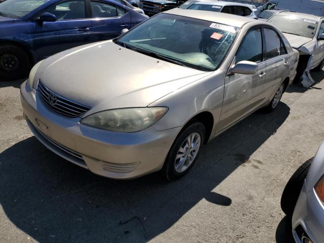 TOYOTA CAMRY LE 2005 with VIN 4T1BF30K55U082636 - Photo from auction
