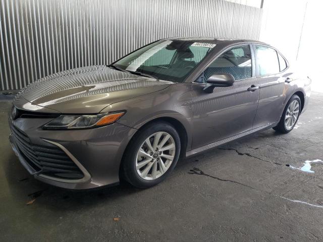 TOYOTA CAMRY LE 2022 with VIN 4T1C11AK2NU664960 - Photo from auction
