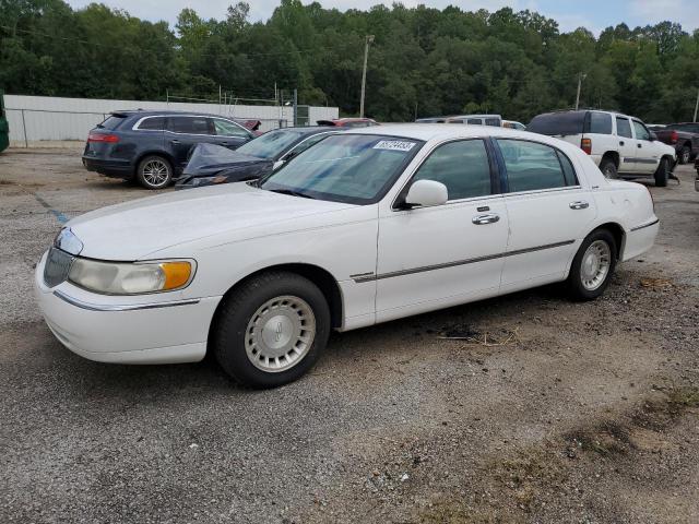 LINCOLN TOWN CAR E 2000 with VIN 1LNHM81W0YY938775 - Photo from auction