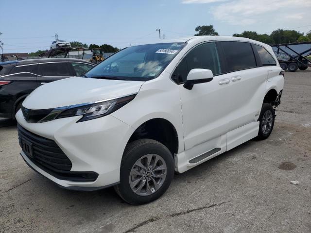 TOYOTA SIENNA LE 2022 with VIN 5TDKSKFC4NS072338 - Photo from auction