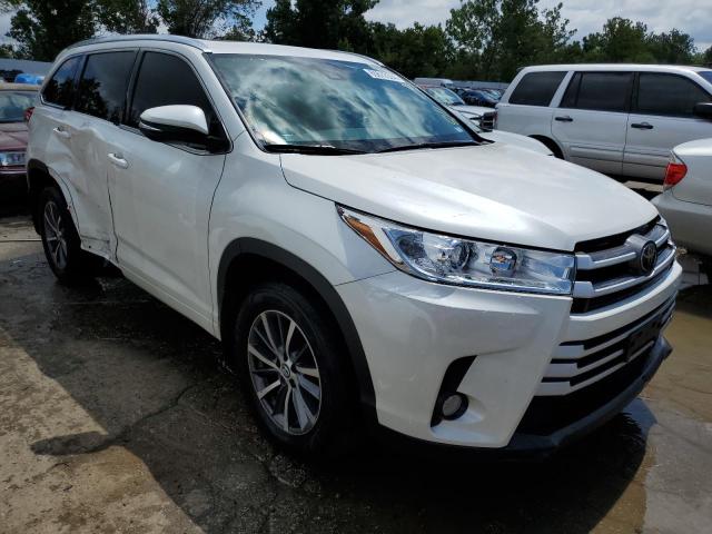 Photo 4 from auction – 2018 TOYOTA HIGHLANDER with VIN 5TDJZRFH1JS559521