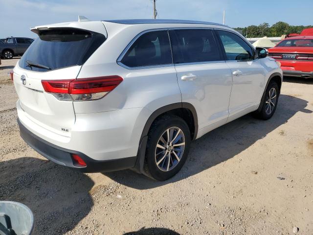 Photo 3 from auction – 2018 TOYOTA HIGHLANDER with VIN 5TDKZRFH8JS271628