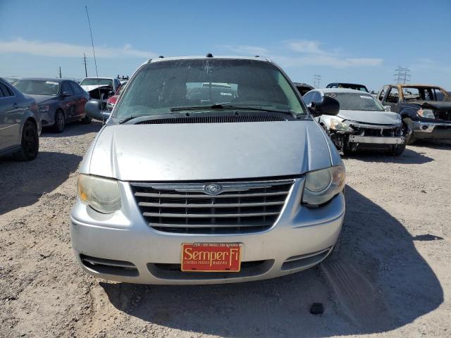 Photo 5 from auction – 2005 CHRYSLER TOWN & COU with VIN 2C4GP44R65R538015