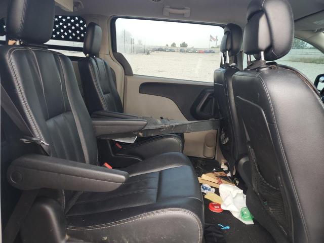 Photo 11 from auction – 2015 CHRYSLER TOWN & COU with VIN 2C4RC1BG2FR673451