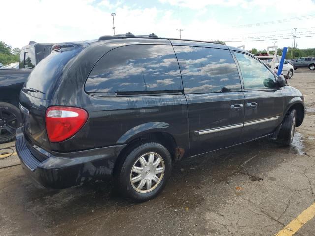 Photo 3 from auction – 2005 CHRYSLER TOWN & COU with VIN 2C4GP54L25R441265