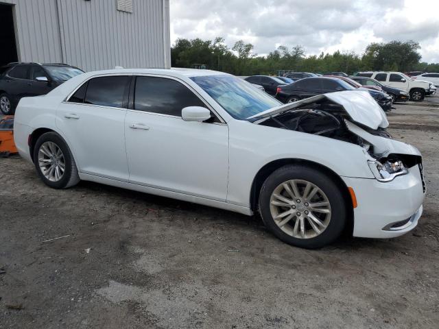 Photo 4 from auction – 2017 CHRYSLER 300 LIMITE with VIN 2C3CCAAG8HH552654