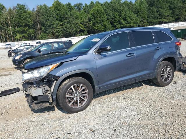 TOYOTA HIGHLANDER 2018 with VIN 5TDKZRFH0JS269856 - Photo from auction