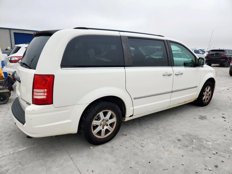 Photo 3 from auction – 2010 CHRYSLER TOWN & COU with VIN 2A4RR5D17AR393901