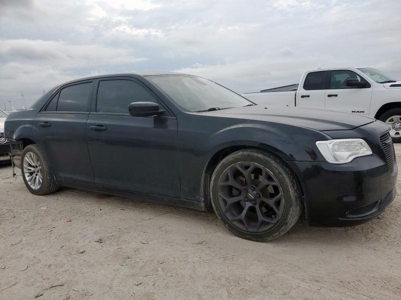 Photo 4 from auction – 2019 CHRYSLER 300 with VIN 2C3CCAAG4KH582614
