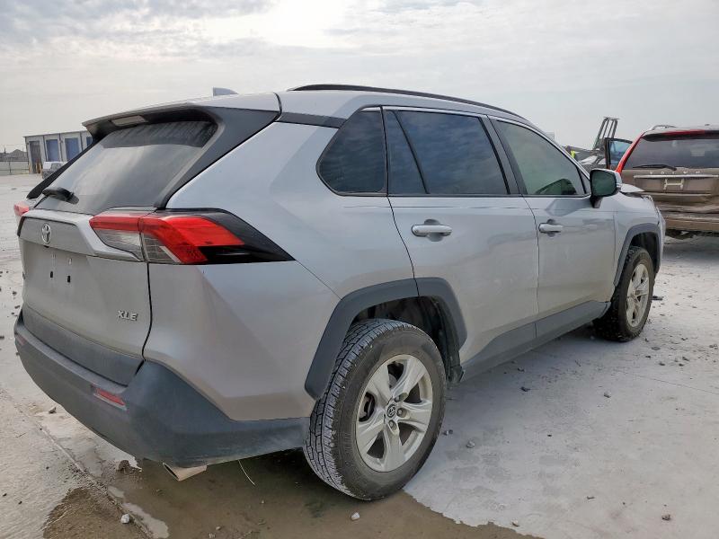 Photo 3 from auction – 2019 TOYOTA RAV4 XLE with VIN JTMW1RFV8KD014156