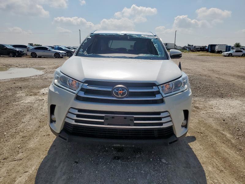 Photo 5 from auction – 2019 TOYOTA HIGHLANDER with VIN 5TDKZRFH6KS563795