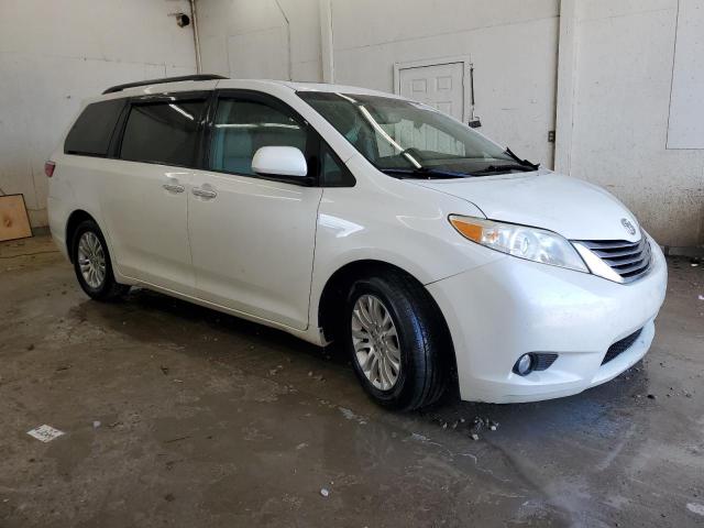 Photo 4 from auction – 2016 TOYOTA SIENNA XLE with VIN 5TDYK3DC7GS694289