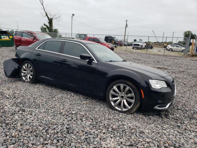 Photo 4 from auction – 2017 CHRYSLER 300 LIMITE with VIN 2C3CCAAG4HH668269