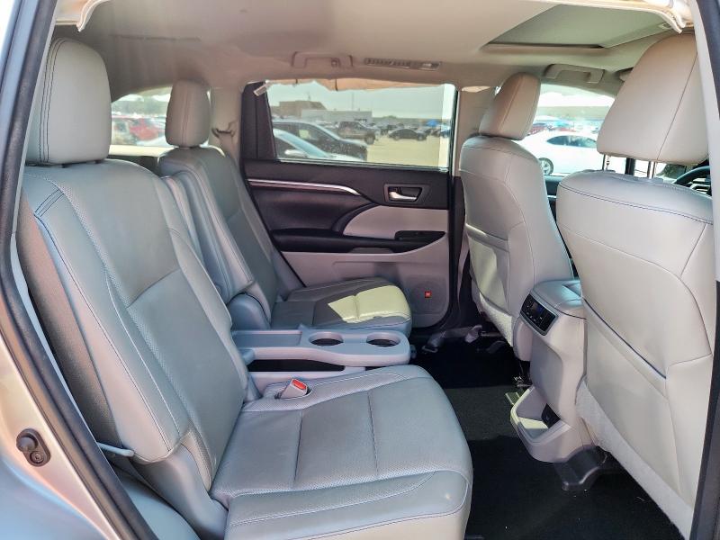 Photo 11 from auction – 2016 TOYOTA HIGHLANDER with VIN 5TDYKRFH1GS147787