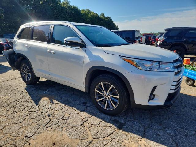 Photo 4 from auction – 2017 TOYOTA HIGHLANDER with VIN 5TDKZRFH6HS525315