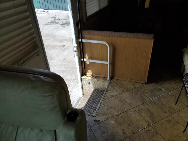 Photo 6 from auction – 2000 FREIGHTLINER CHASSIS X with VIN 4UZHXFBA6YCG42125