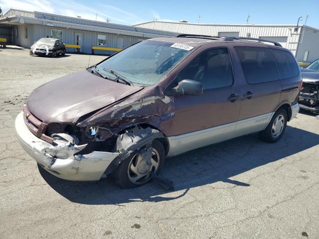 TOYOTA SIENNA LE 1998 with VIN 4T3ZF13C4WU012111 - Photo from auction