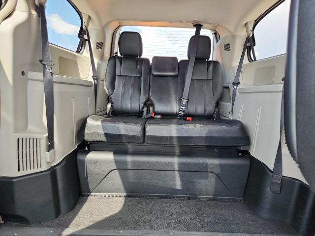 Photo 10 from auction – 2016 CHRYSLER TOWN & COU with VIN 2C4RC1BG9GR229369