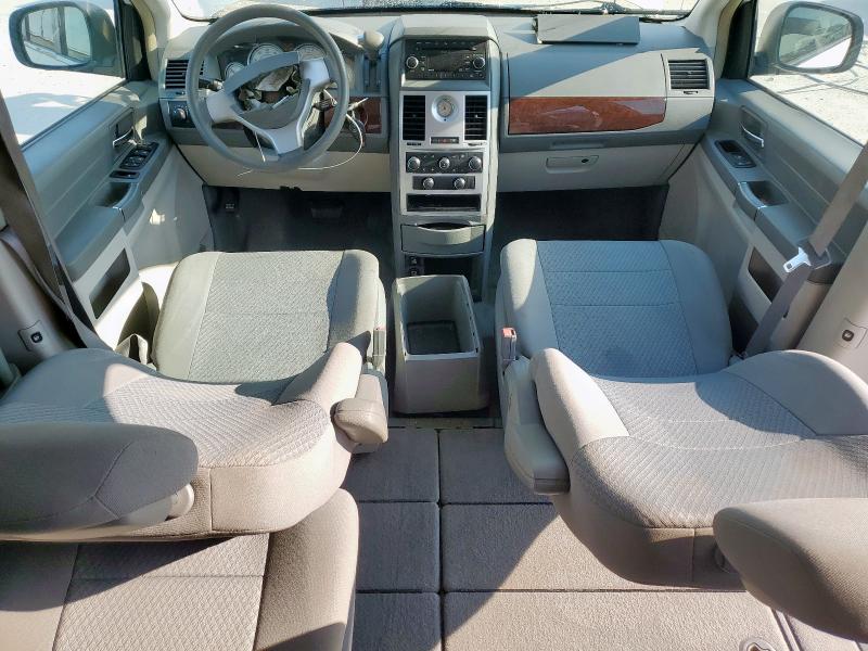 Photo 8 from auction – 2010 CHRYSLER TOWN & COU with VIN 2A4RR2D13AR442297