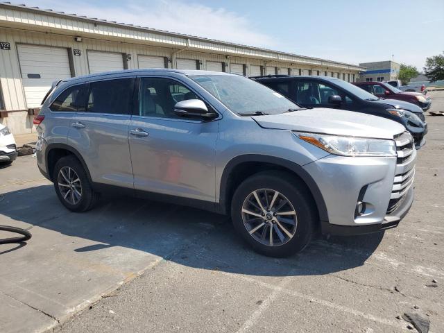 Photo 4 from auction – 2019 TOYOTA HIGHLANDER with VIN 5TDKZRFH8KS555407