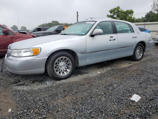 LINCOLN TOWN CAR 2001 with VIN 1LNHM82W01Y710425 - Photo from auction