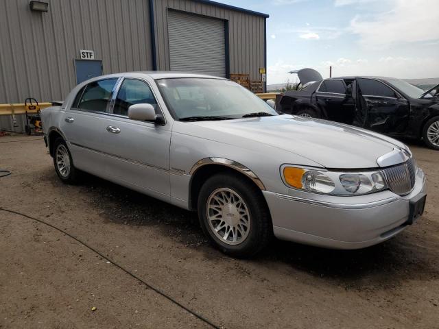 Photo 4 from auction – 2000 LINCOLN TOWN CAR S with VIN 1LNHM82W4YY887568