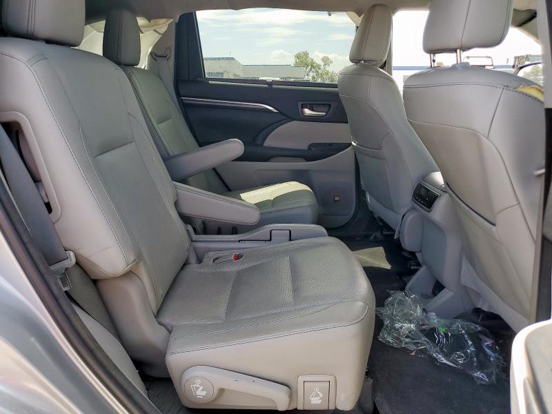 Photo 11 from auction – 2016 TOYOTA HIGHLANDER with VIN 5TDYKRFH1GS128253