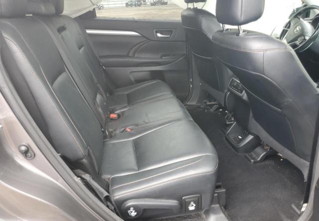 Photo 11 from auction – 2018 TOYOTA HIGHLANDER SE with VIN 5TDJZRFH4JS869940