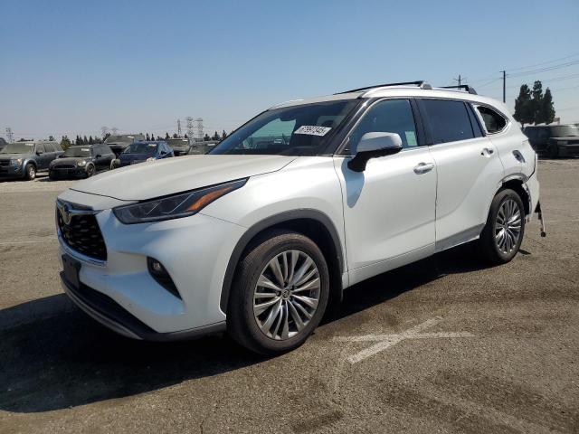 TOYOTA HIGHLANDER 2022 with VIN 5TDFZRBH3NS169943 - Photo from auction