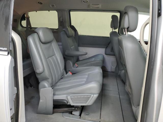Photo 11 from auction – 2010 CHRYSLER TOWN & COU with VIN 2A4RR5D17AR351180